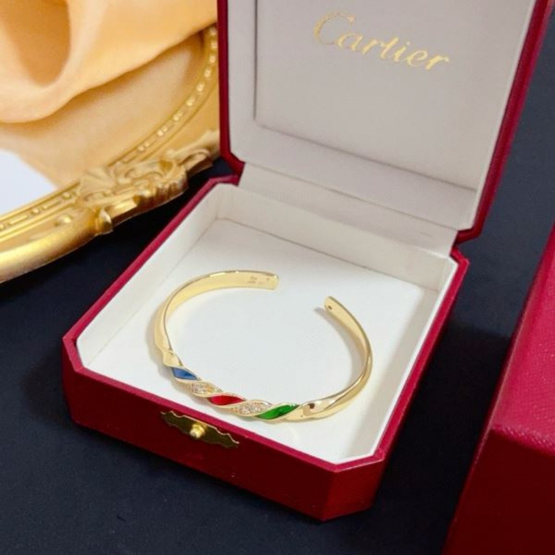 気品 高級感 エレガント CARTIER カルティエ コピー ブレスレット 憧れ 