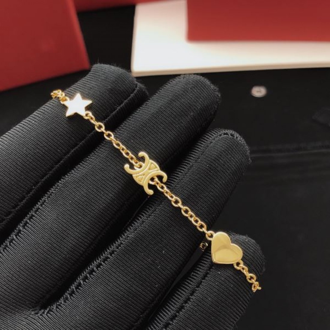 シンプル CELINE セリーヌ スーパーコピー ブレスレット 洗練 大人っぽい 人気