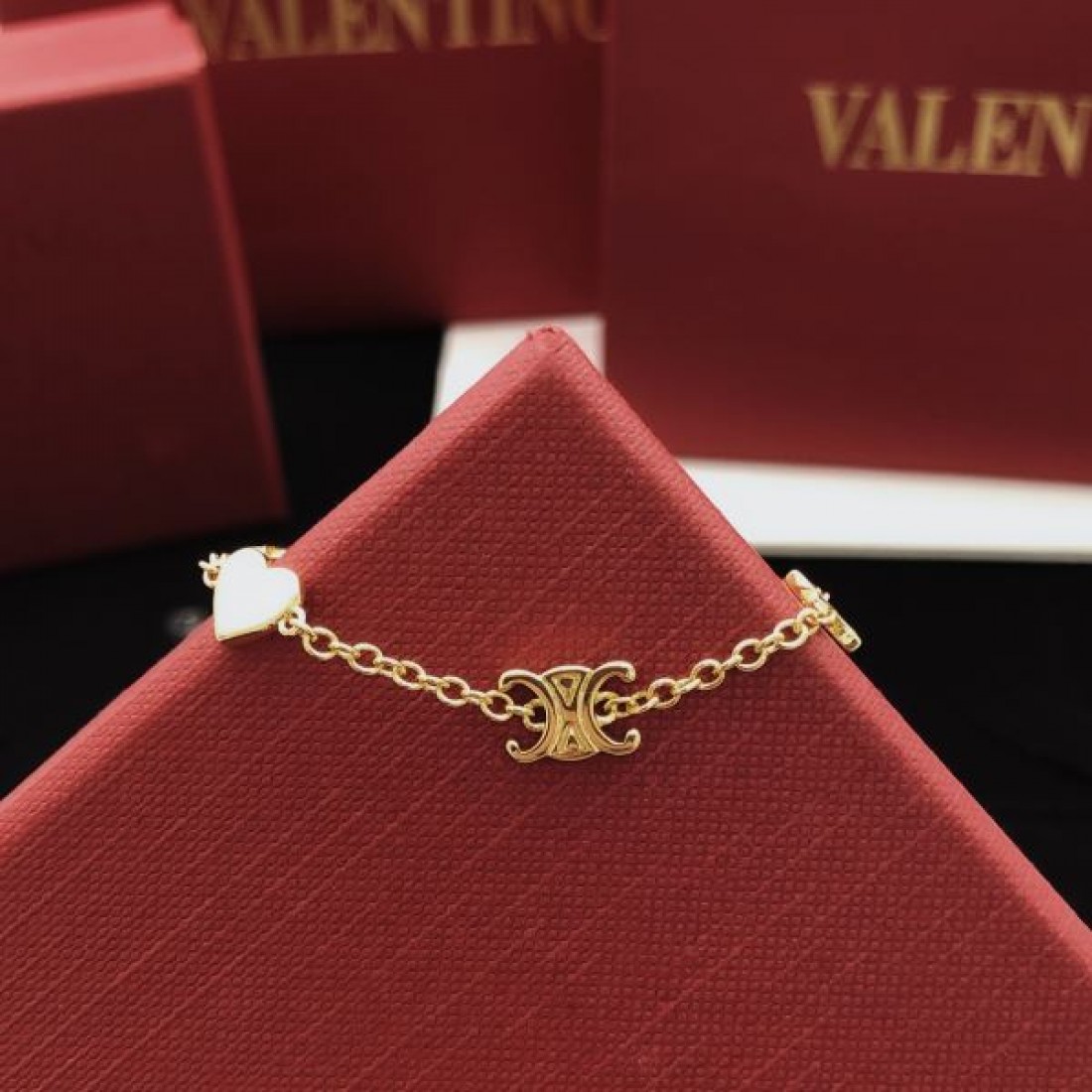 シンプル CELINE セリーヌ スーパーコピー ブレスレット 洗練 大人っぽい 人気