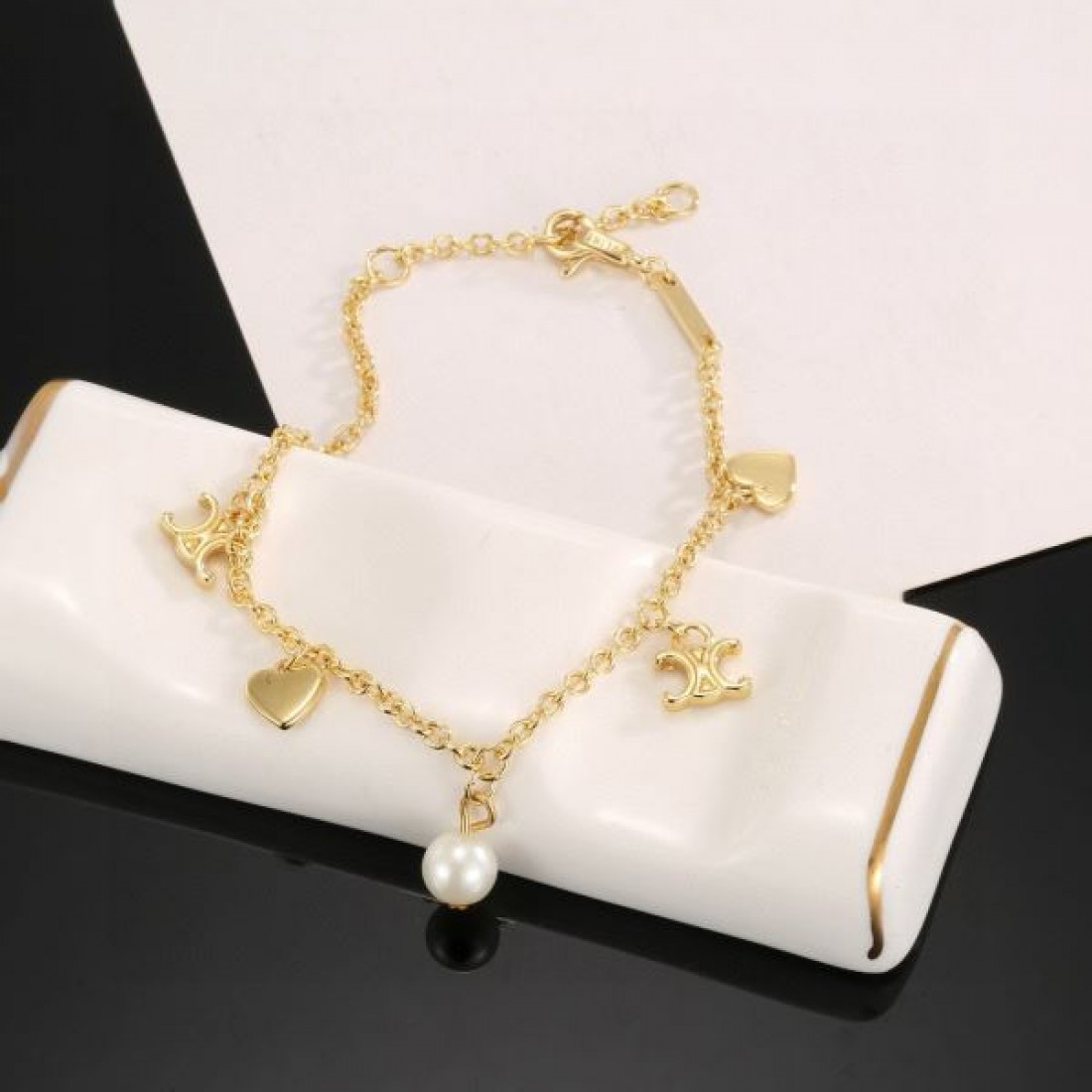 モダン  CELINE セリーヌ スーパーコピー ブレスレット 高評価 定番 洗練