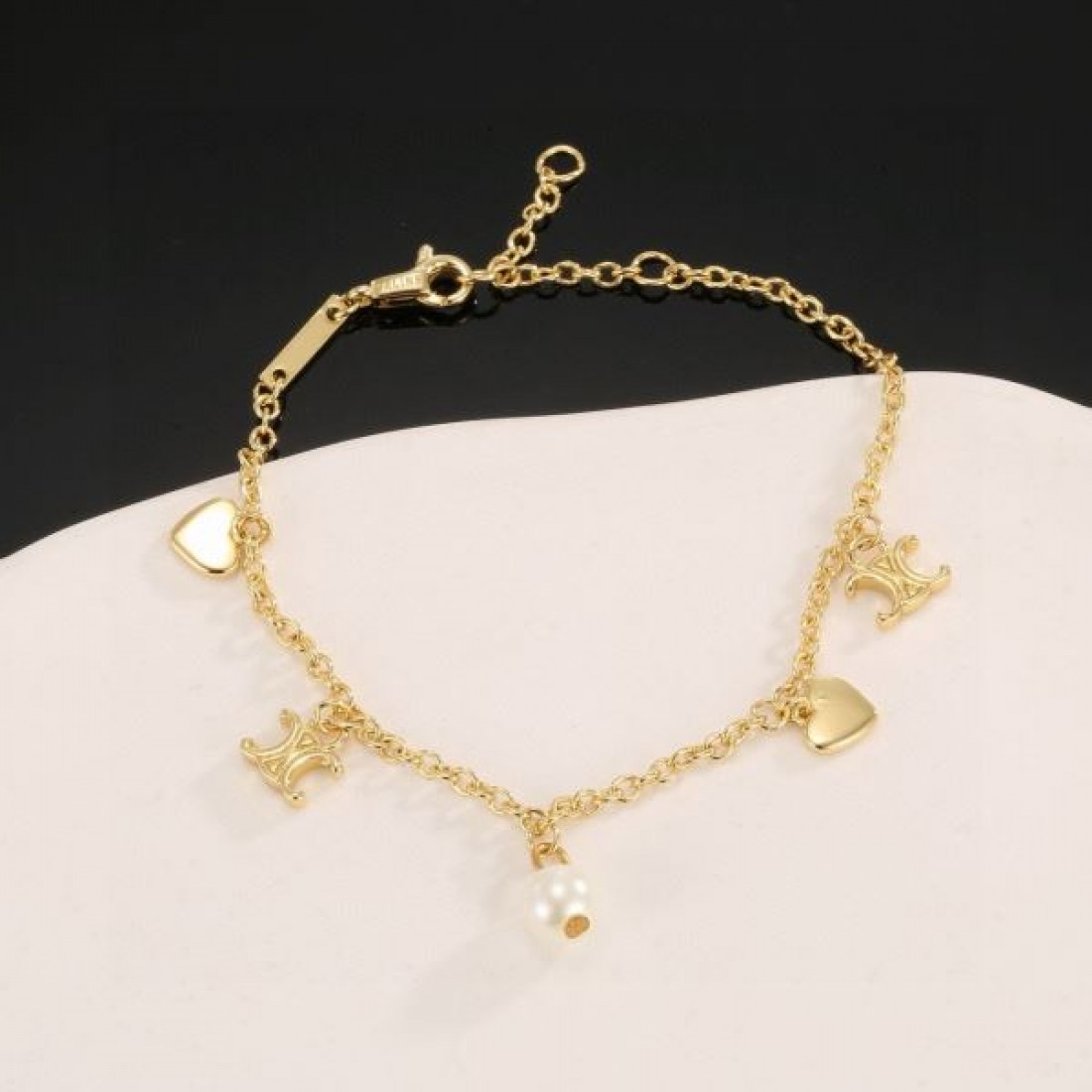 モダン  CELINE セリーヌ スーパーコピー ブレスレット 高評価 定番 洗練