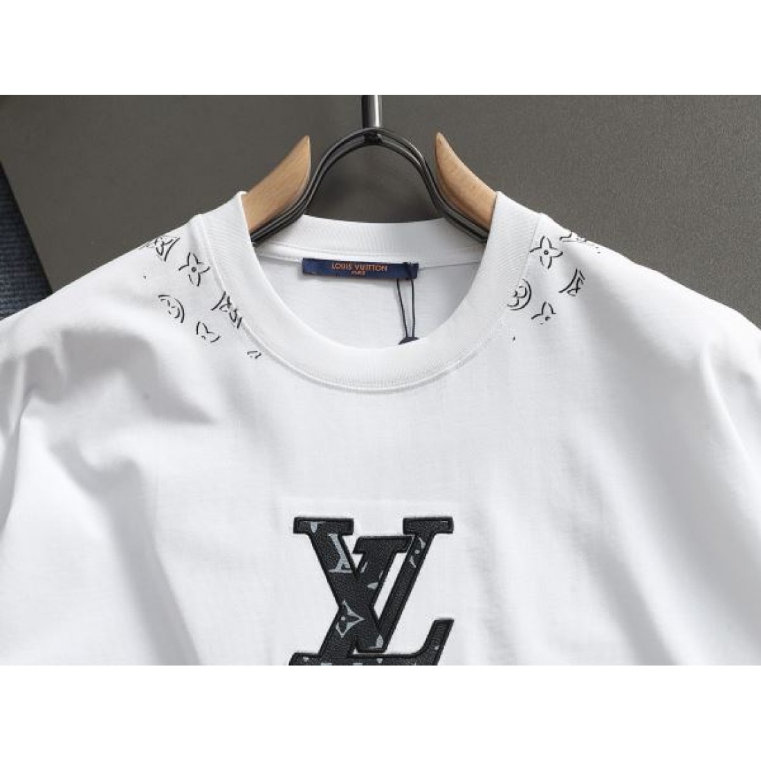 大人っぽい 抜け感 上質 LOUIS VUITTON ルイヴィトン コピー 半袖Tシャツ 高見え