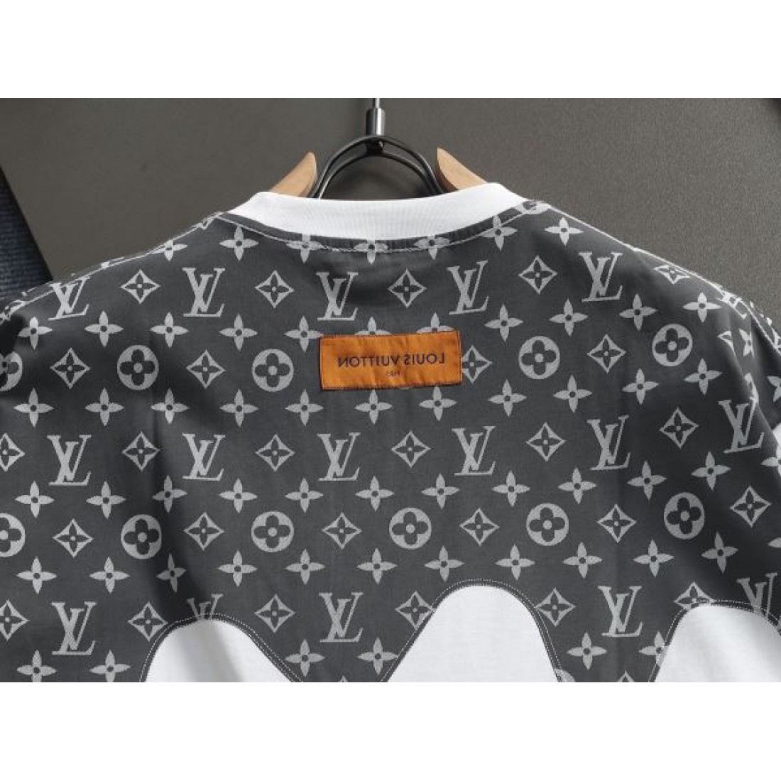ハイセンス モダン 上品 LOUIS VUITTON ルイヴィトン コピー 半袖Tシャツ 存在感