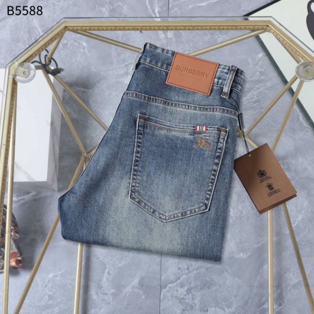 大人カジュアル 上質 こなれ感 BURBERRY バーバリー コピー ジーンズ 万能