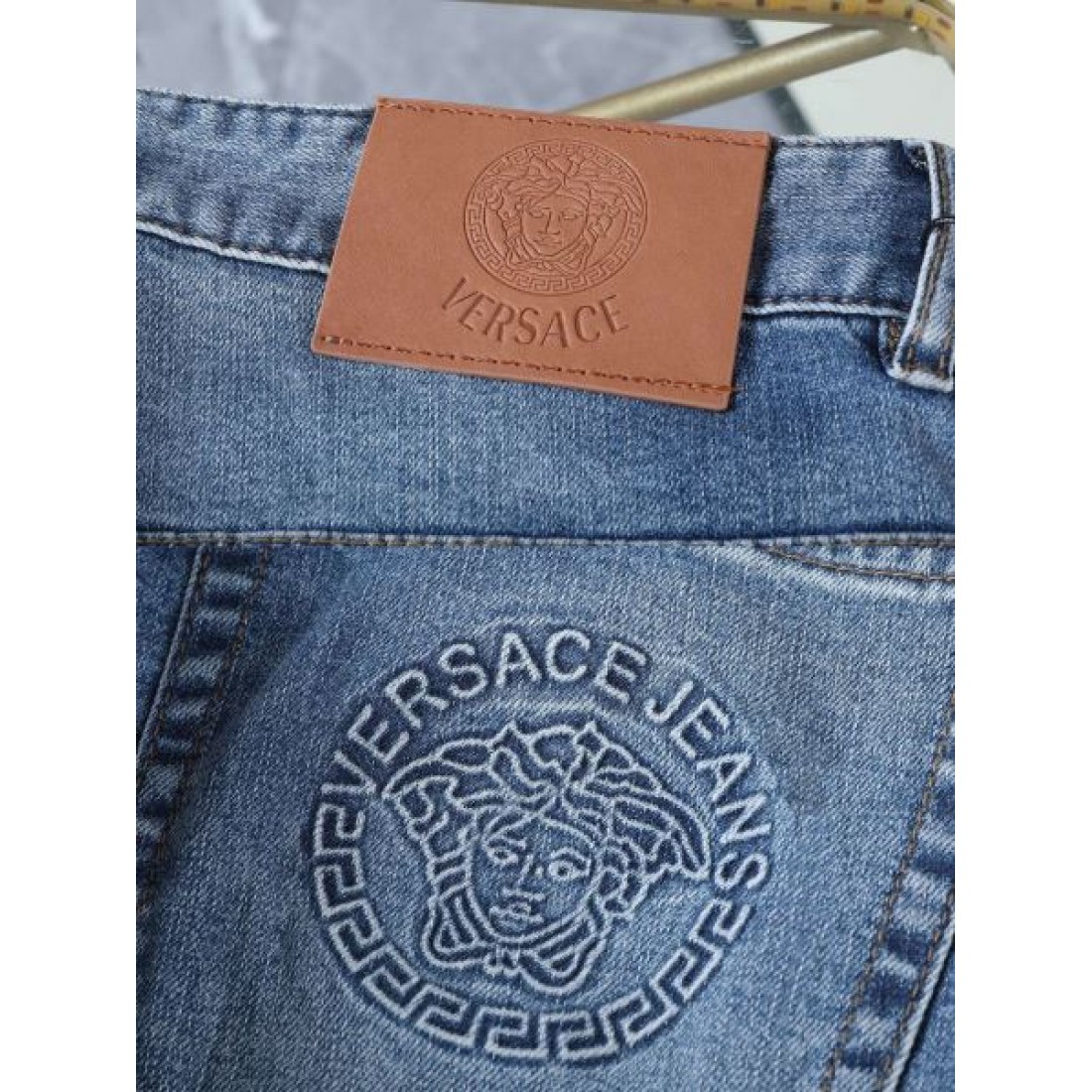  華やか インパクト 高級 VERSACE ヴェルサーチェ コピー ジーンズ 存在感