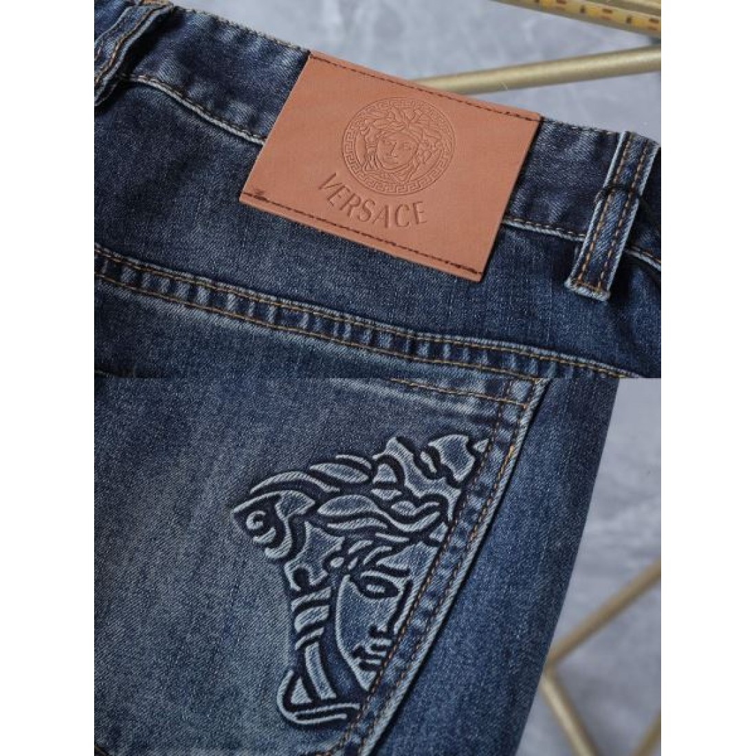 ラグジュアリー 派手め 上質 VERSACE ヴェルサーチェ コピー ジーンズ 目立つ