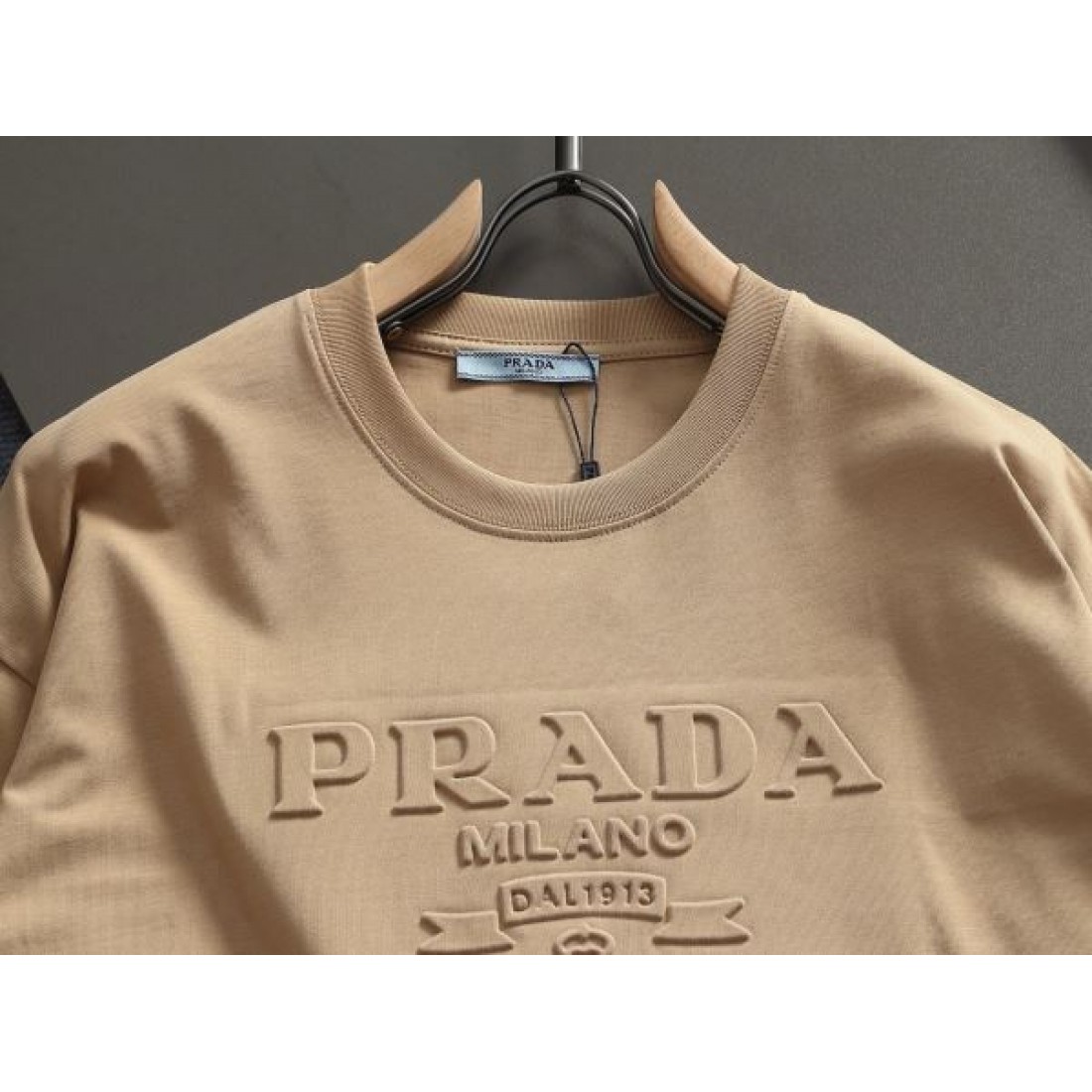 都会的 洗練 PRADA プラダ コピー 半袖Tシャツ 軽やか 高品質