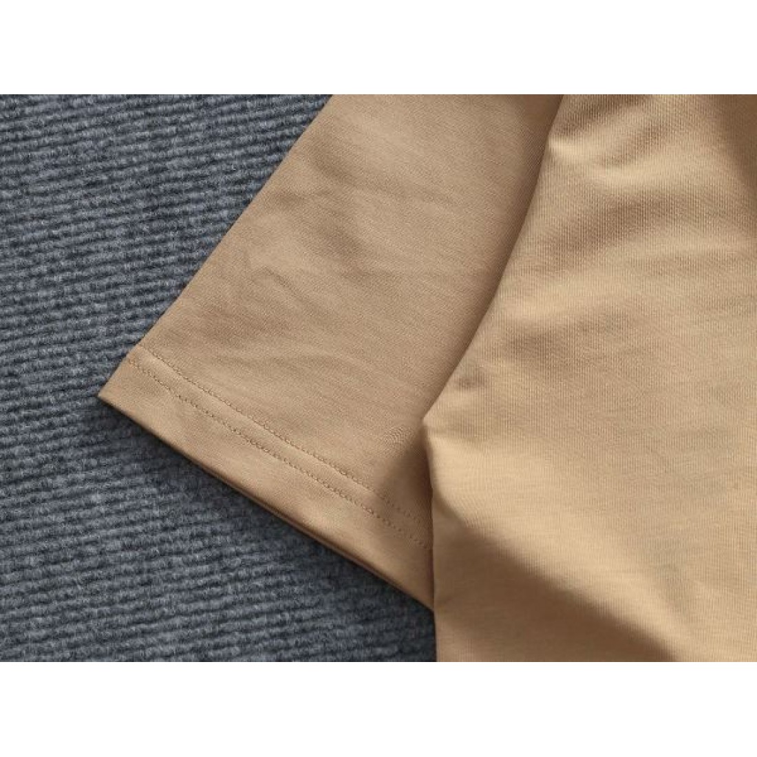 都会的 洗練 PRADA プラダ コピー 半袖Tシャツ 軽やか 高品質