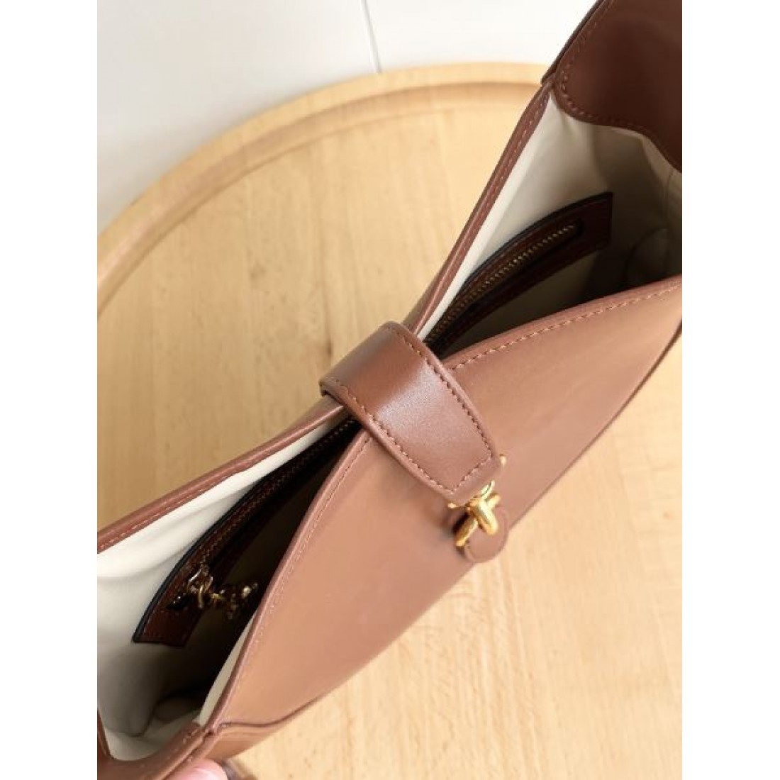 トレンド志向 シャープ印象 グッチ GUCCI コピー トートバッグ 仕上げ丁寧 実用重視