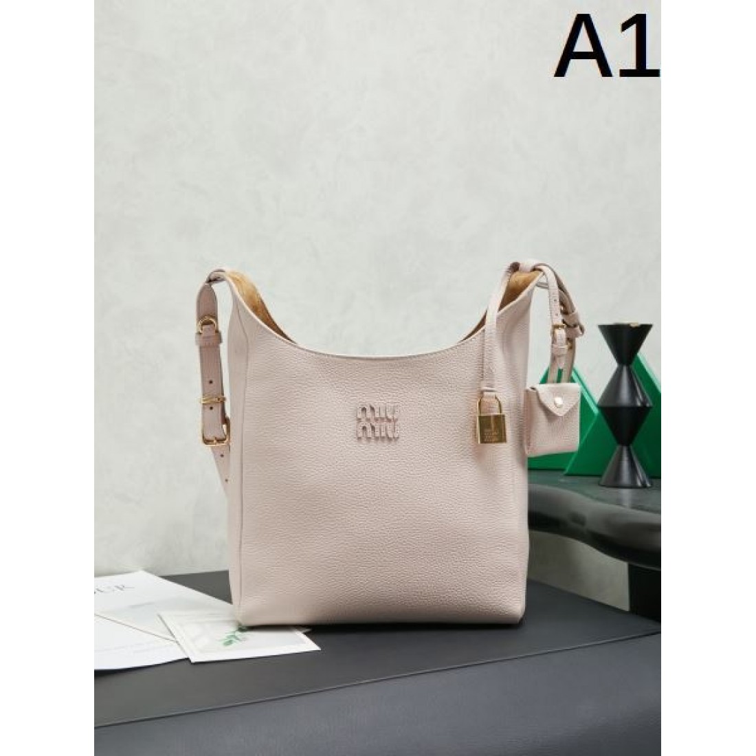 華やか コンパクト ミュウミュウ MIU MIU コピー トートバッグ コーデ映え 実用派