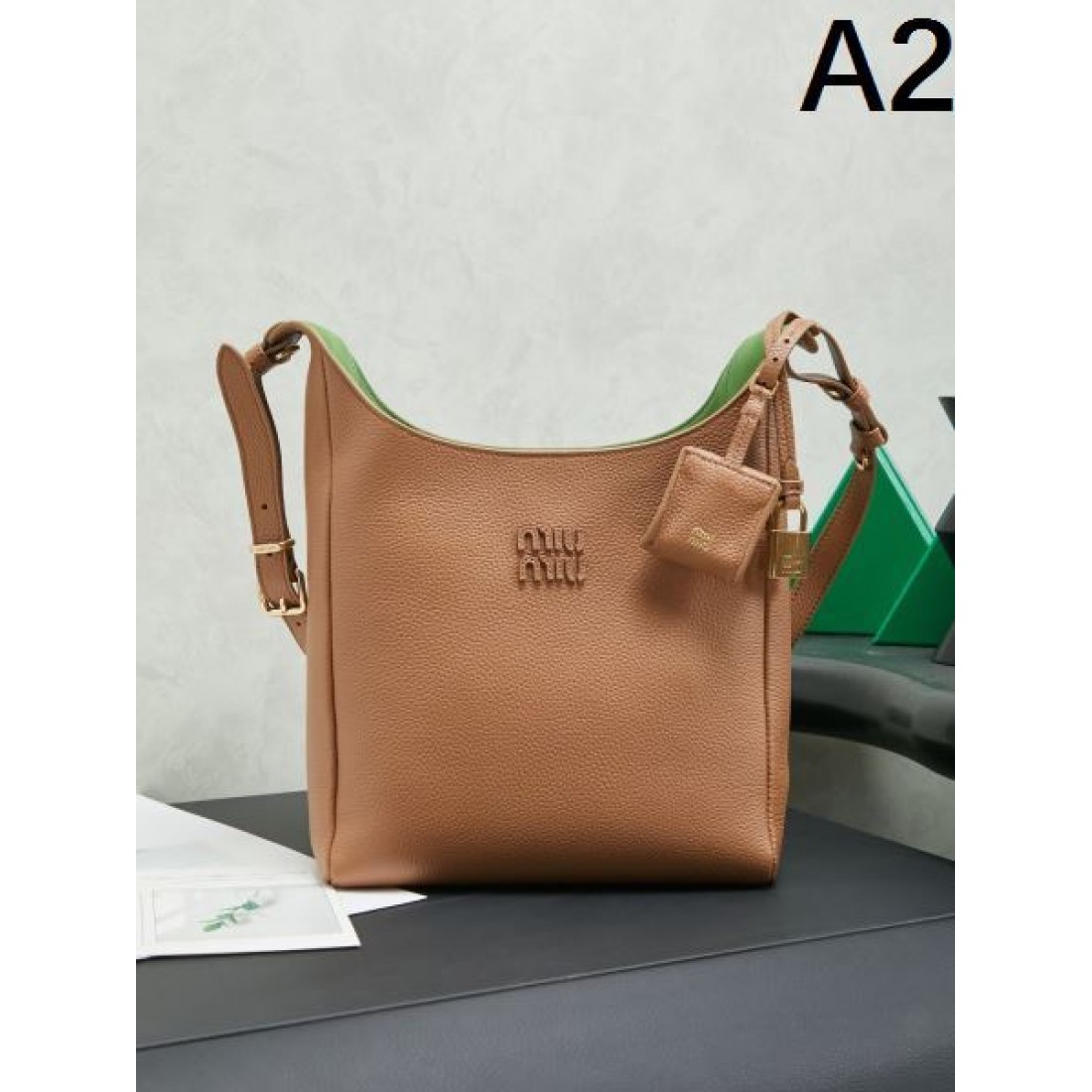 華やか コンパクト ミュウミュウ MIU MIU コピー トートバッグ コーデ映え 実用派