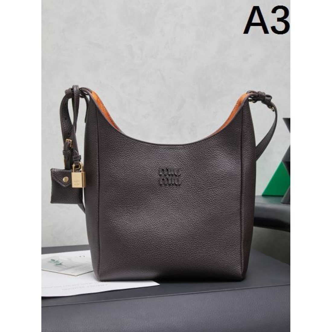 華やか コンパクト ミュウミュウ MIU MIU コピー トートバッグ コーデ映え 実用派