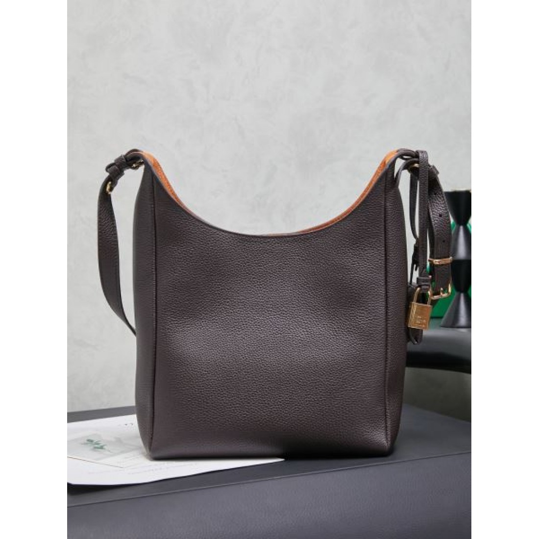 華やか コンパクト ミュウミュウ MIU MIU コピー トートバッグ コーデ映え 実用派