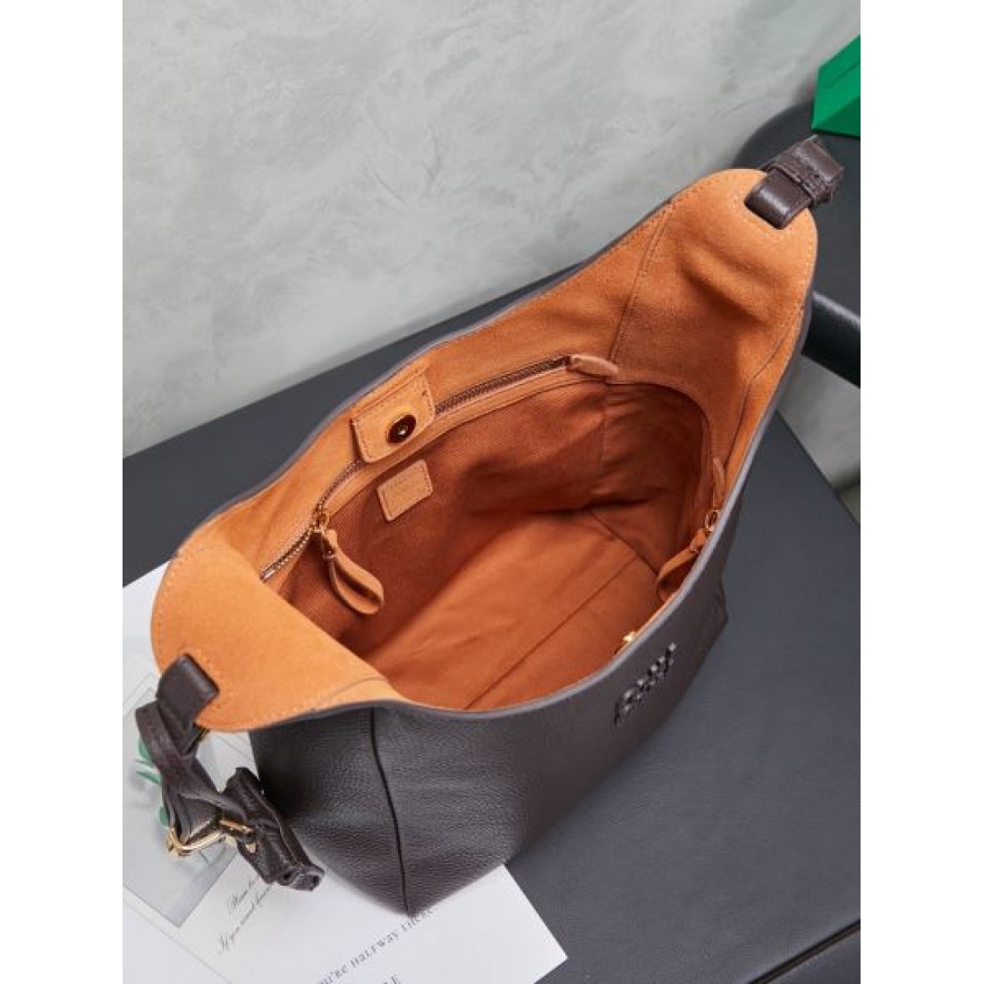 華やか コンパクト ミュウミュウ MIU MIU コピー トートバッグ コーデ映え 実用派