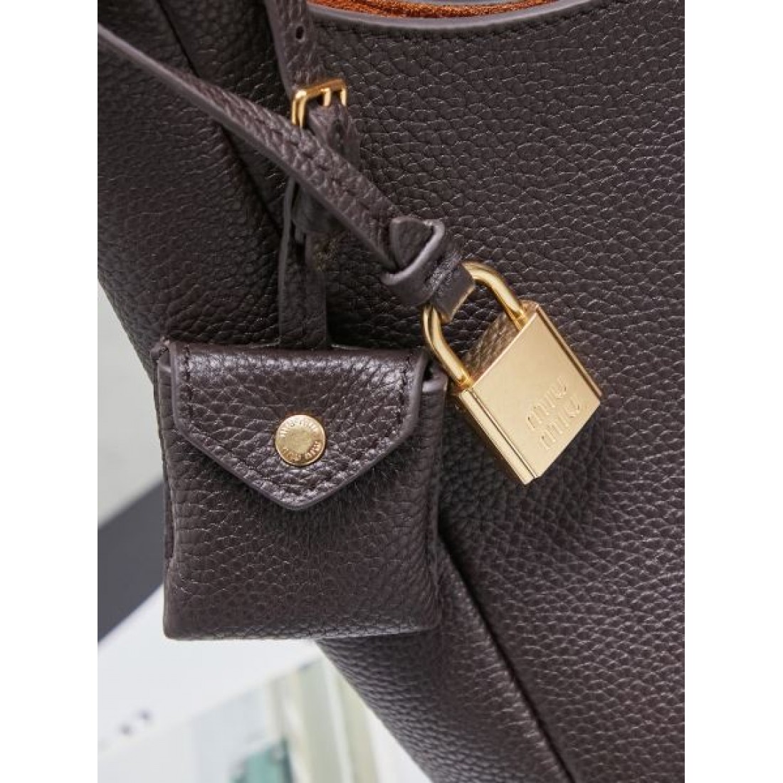 華やか コンパクト ミュウミュウ MIU MIU コピー トートバッグ コーデ映え 実用派