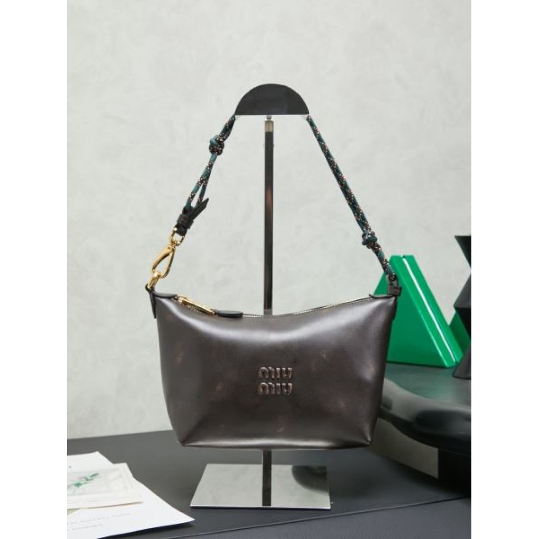 スタイリッシュ 柔らか印象 ミュウミュウ MIU MIU コピー トートバッグ デザイン性