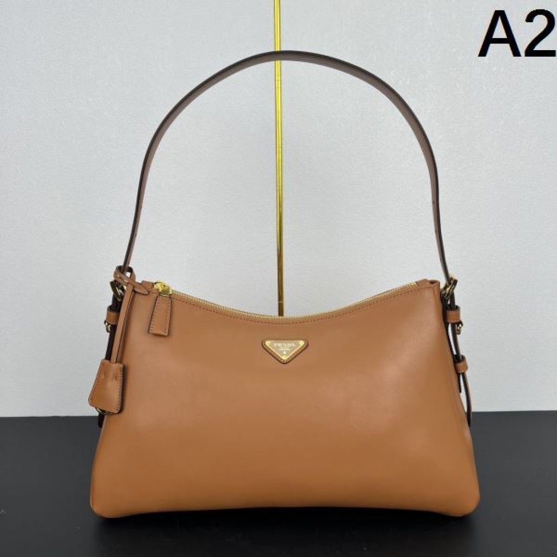 シンプル 知的印象 プラダ PRADA コピー トートバッグ 上品仕立て 長く愛用