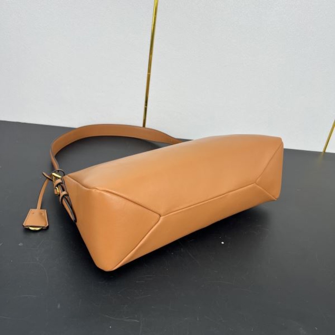 シンプル 知的印象 プラダ PRADA コピー トートバッグ 上品仕立て 長く愛用