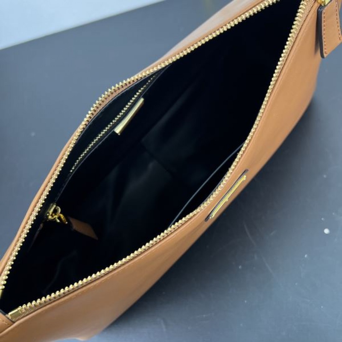 シンプル 知的印象 プラダ PRADA コピー トートバッグ 上品仕立て 長く愛用