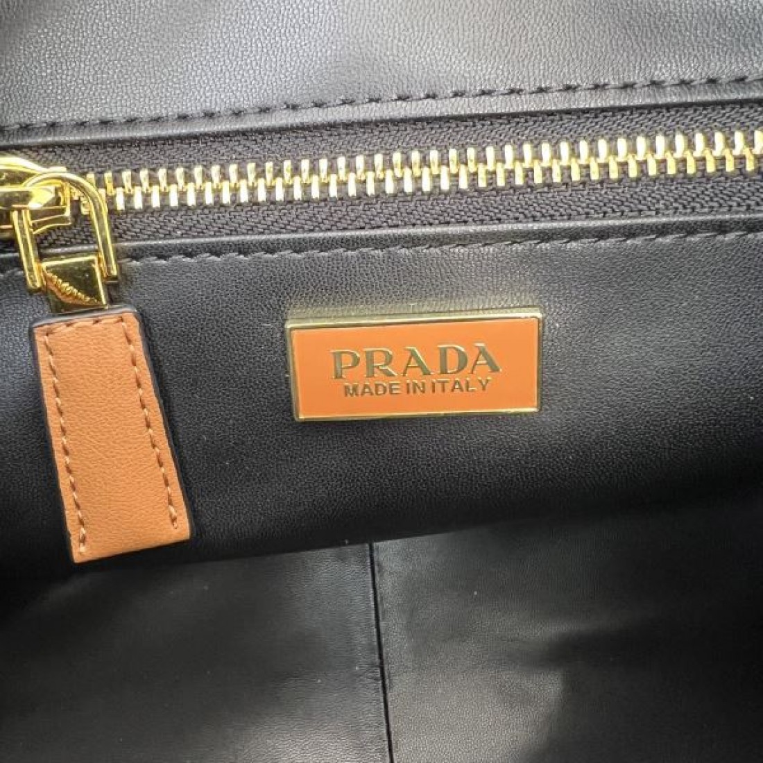 シンプル 知的印象 プラダ PRADA コピー トートバッグ 上品仕立て 長く愛用