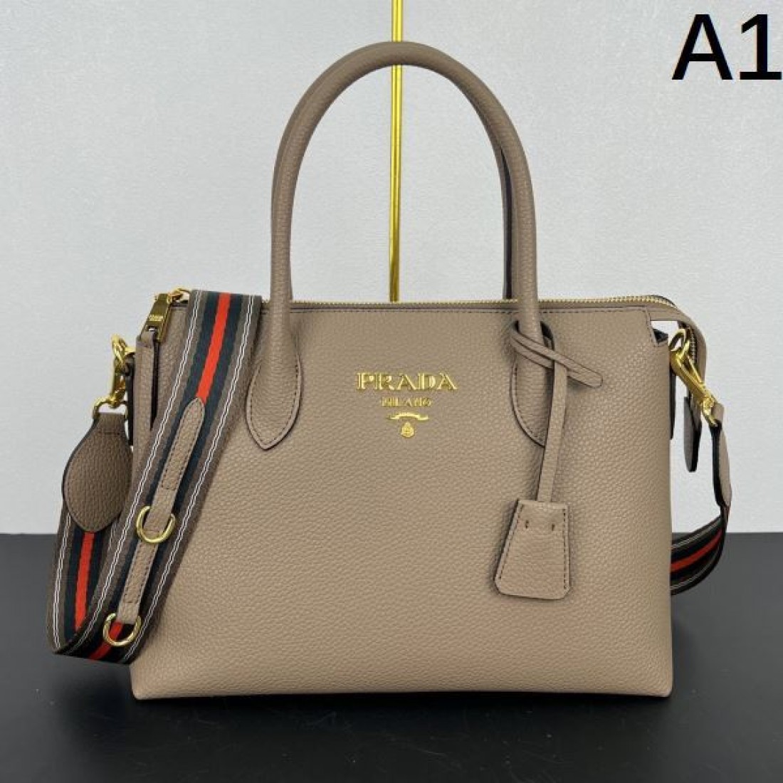 洗練された 都会派 プラダ PRADA コピー トートバッグ 上質素材 高評価