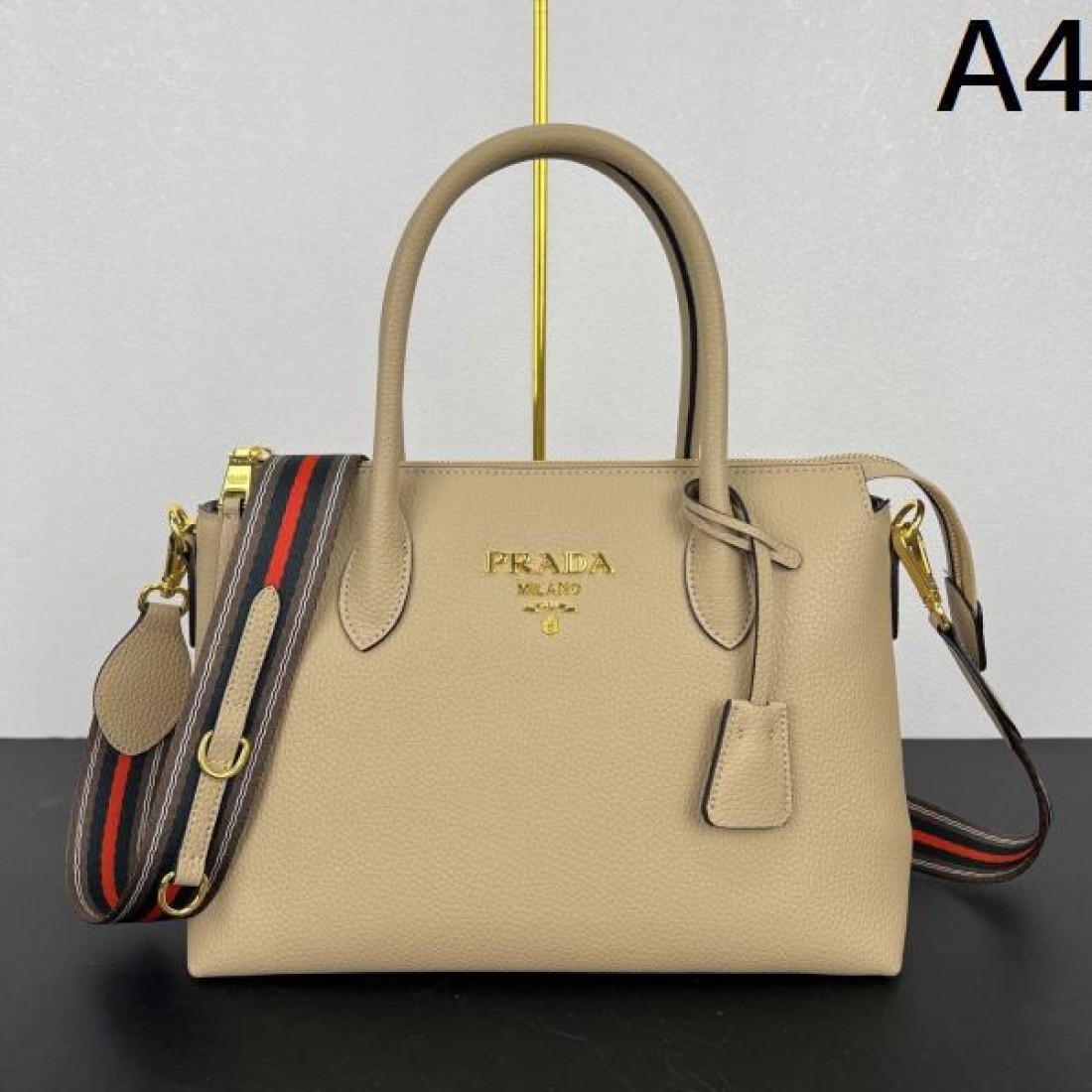 洗練された 都会派 プラダ PRADA コピー トートバッグ 上質素材 高評価