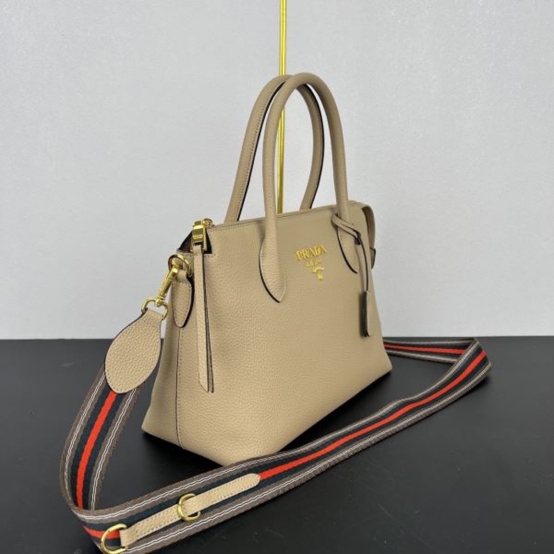 洗練された 都会派 プラダ PRADA コピー トートバッグ 上質素材 高評価