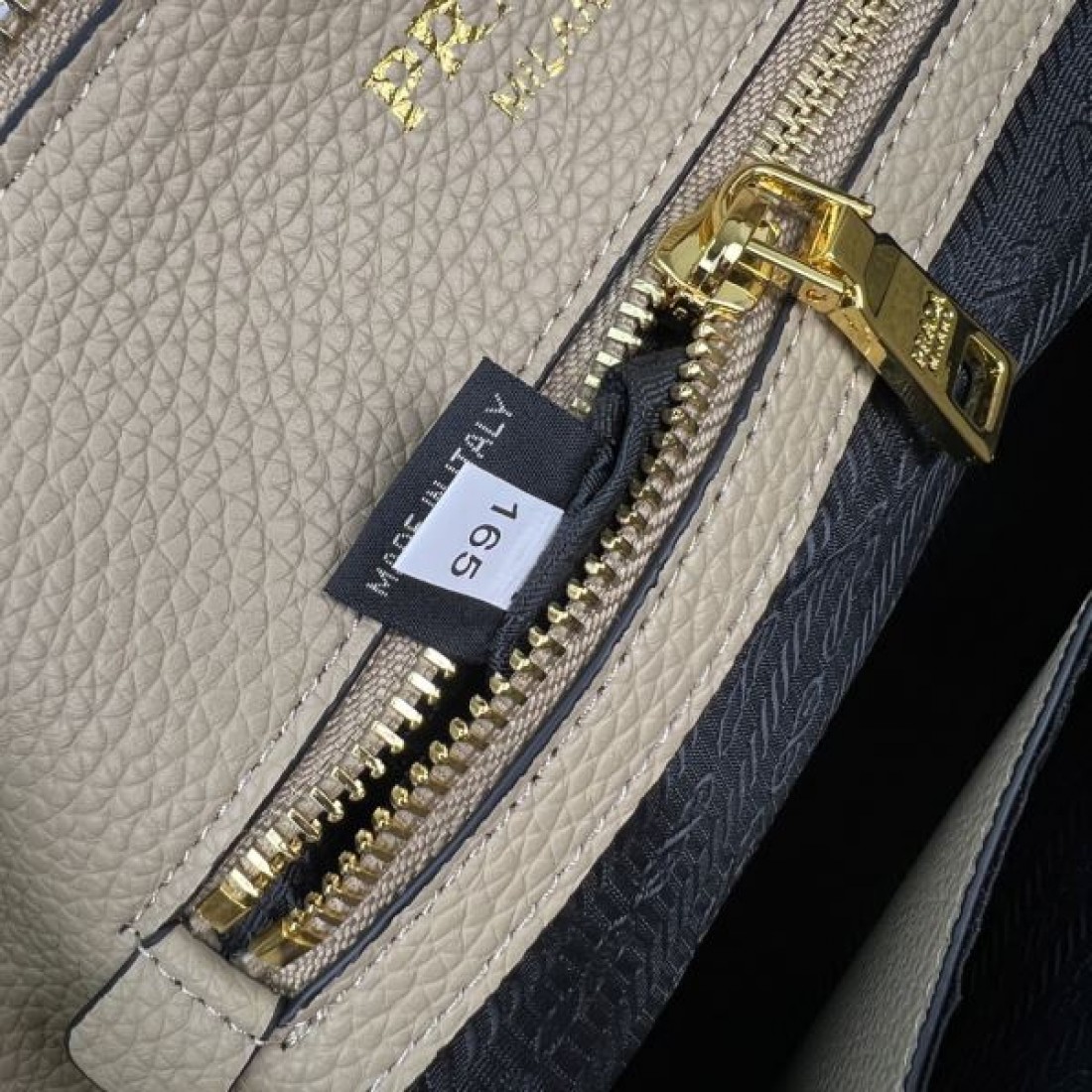 洗練された 都会派 プラダ PRADA コピー トートバッグ 上質素材 高評価