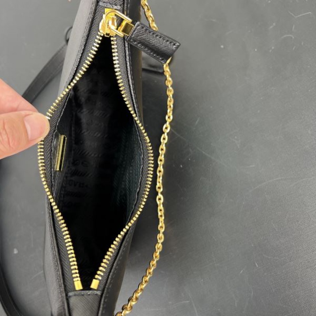 上品仕立て 実用設計 プラダ PRADA コピー トートバッグ 収納充実 人気