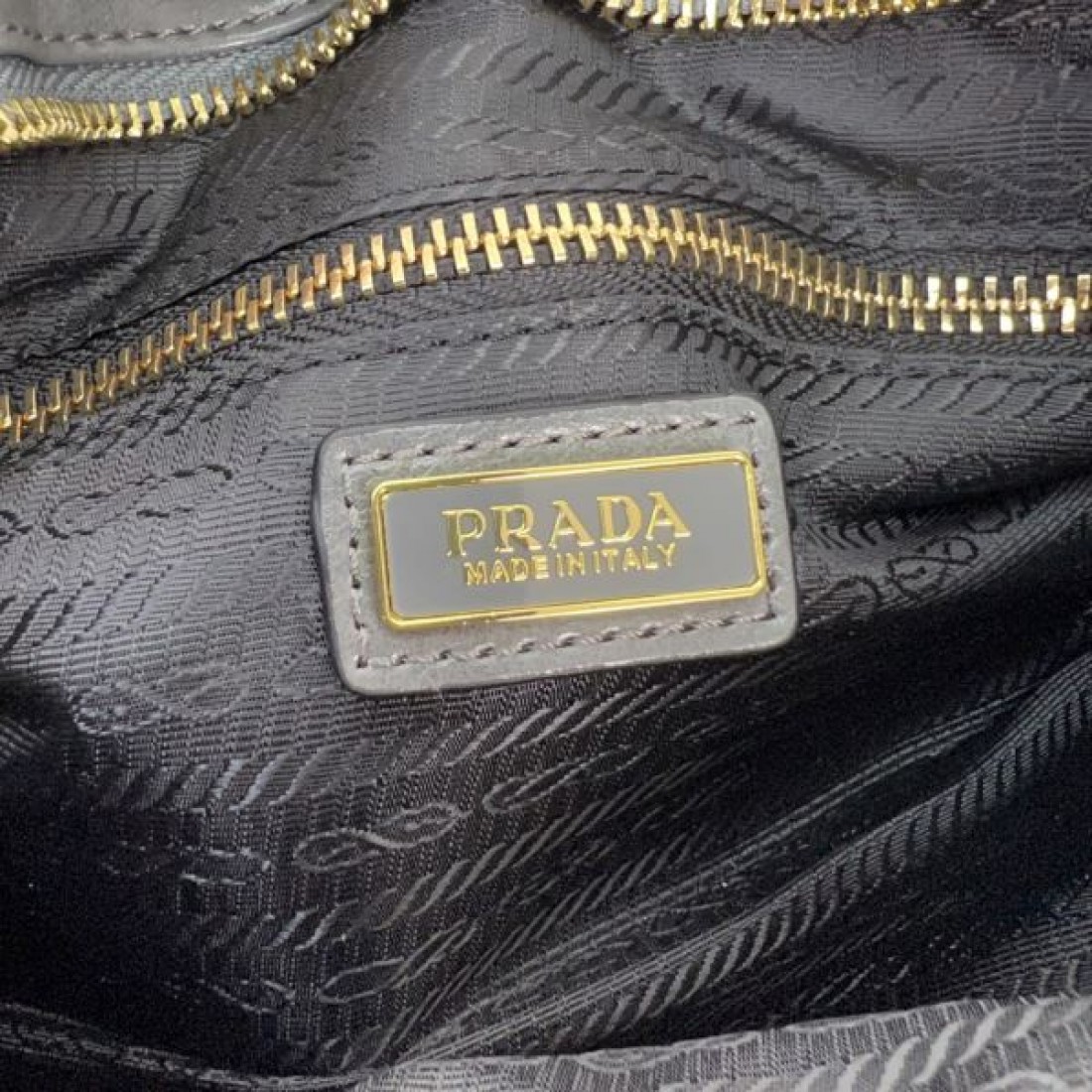ミニマル志向 軽快仕様 プラダ PRADA コピー トートバッグ 持ち心地良好 