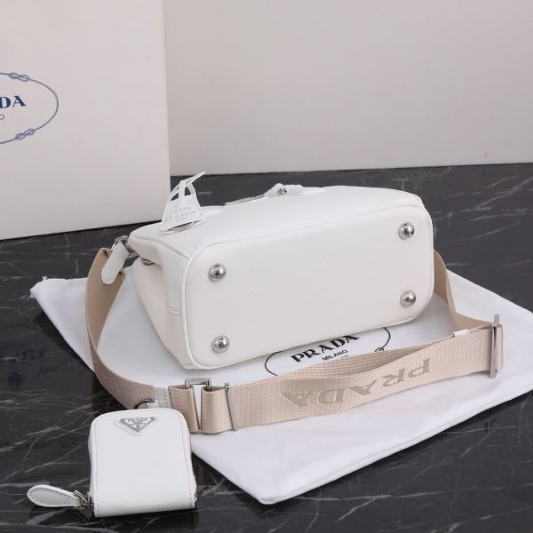 知的印象 シャープ外観 プラダ PRADA コピー トートバッグ 仕上げ丁寧 