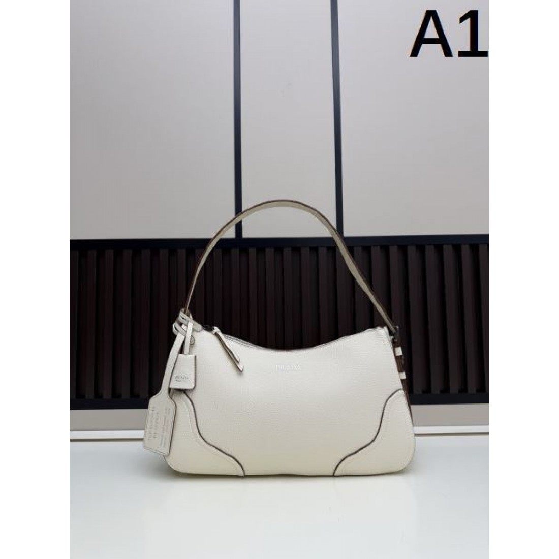 通勤向き 実践派 プラダ PRADA コピー トートバッグ 機能優先 バランス良好