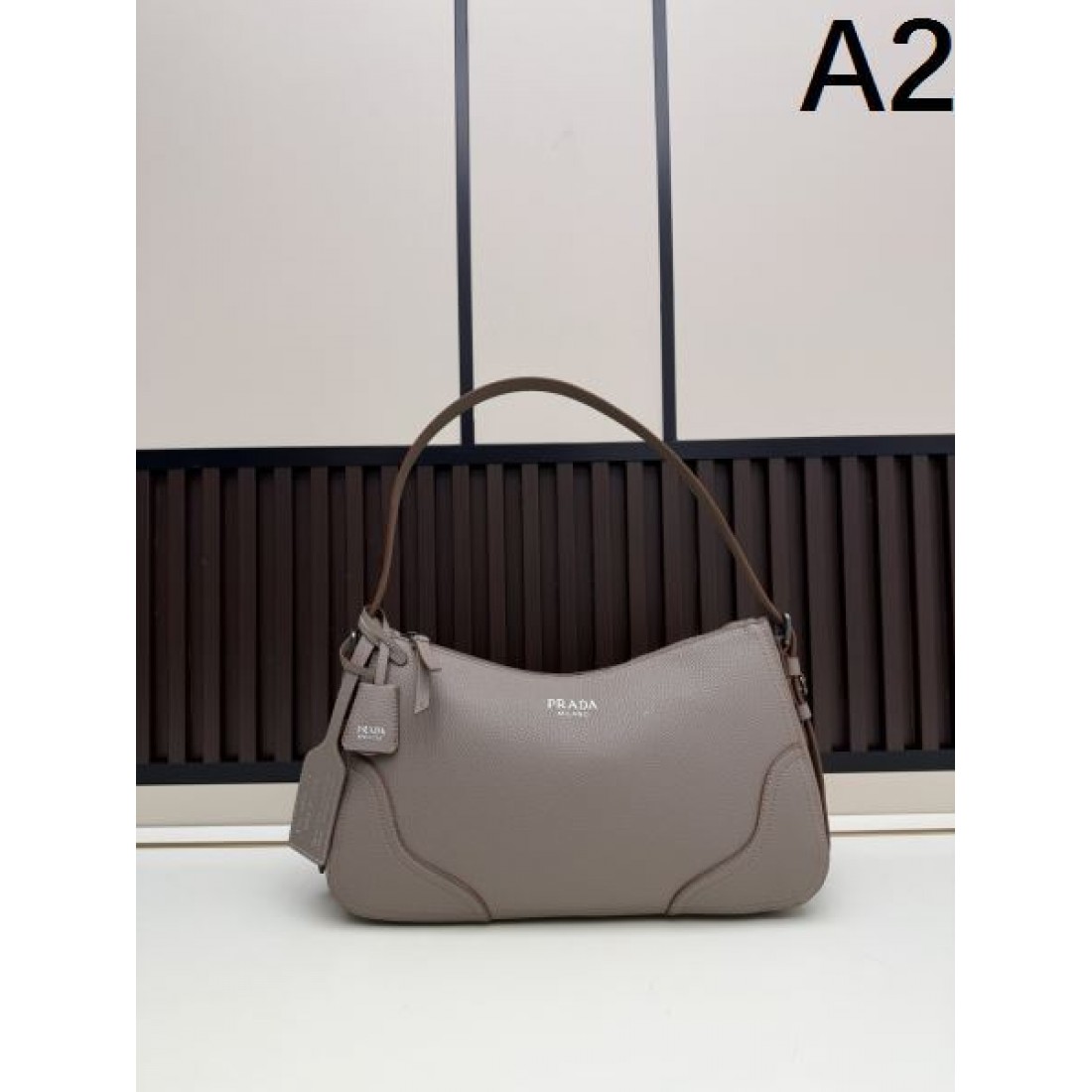 通勤向き 実践派 プラダ PRADA コピー トートバッグ 機能優先 バランス良好