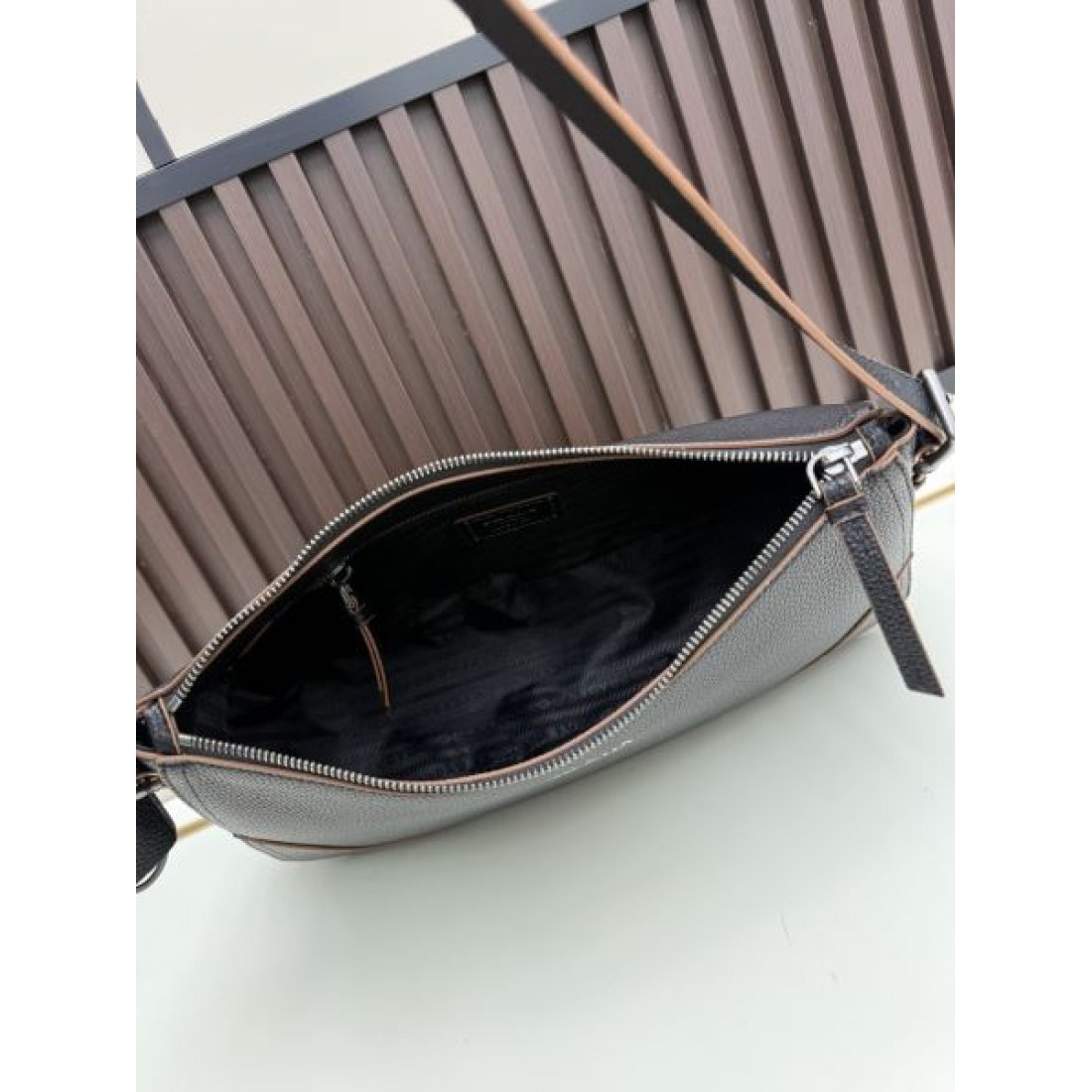 通勤向き 実践派 プラダ PRADA コピー トートバッグ 機能優先 バランス良好