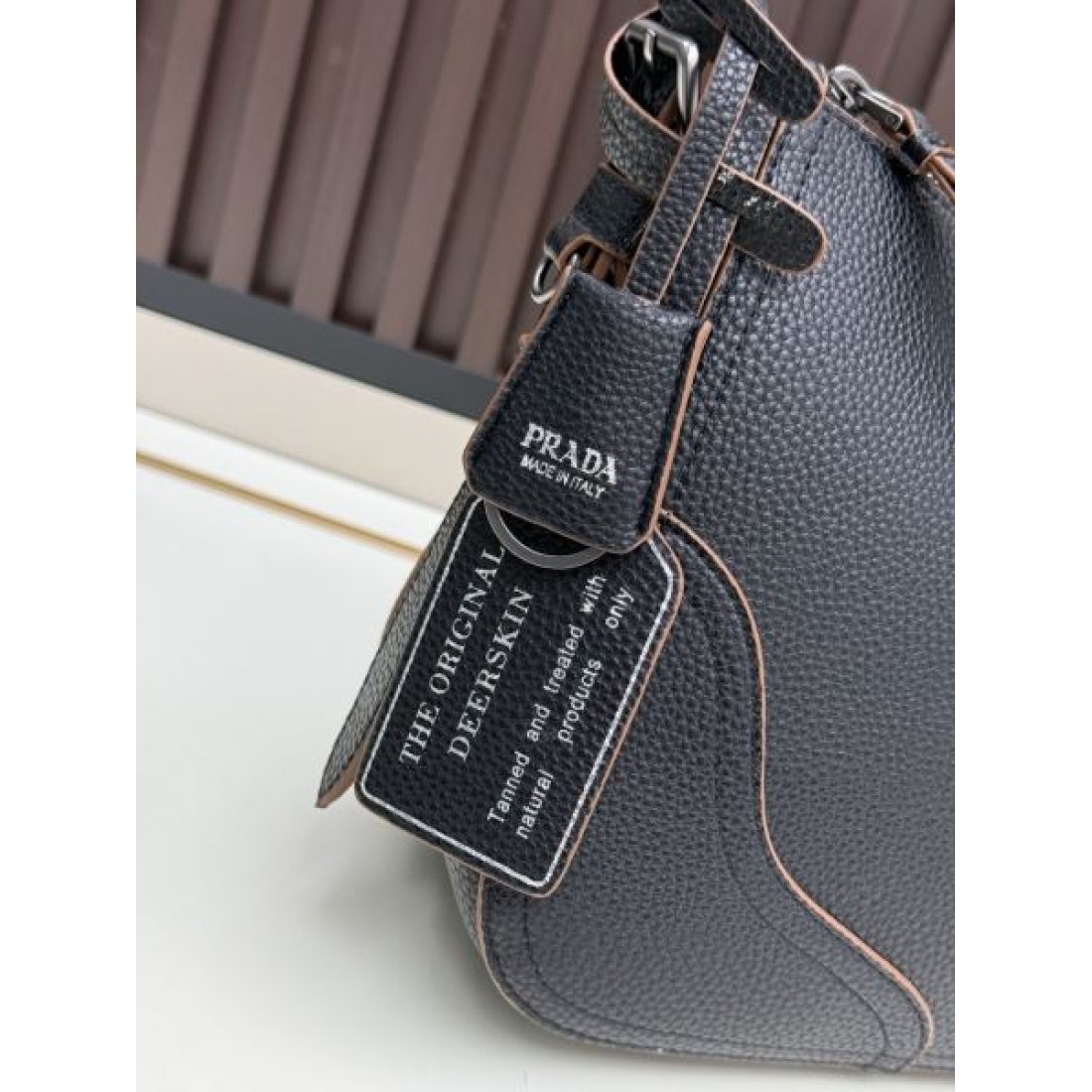 通勤向き 実践派 プラダ PRADA コピー トートバッグ 機能優先 バランス良好