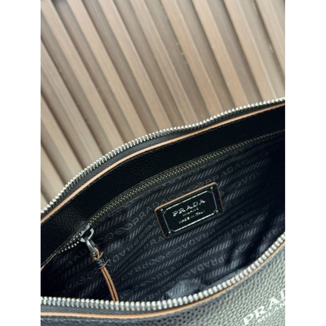 通勤向き 実践派 プラダ PRADA コピー トートバッグ 機能優先 バランス良好