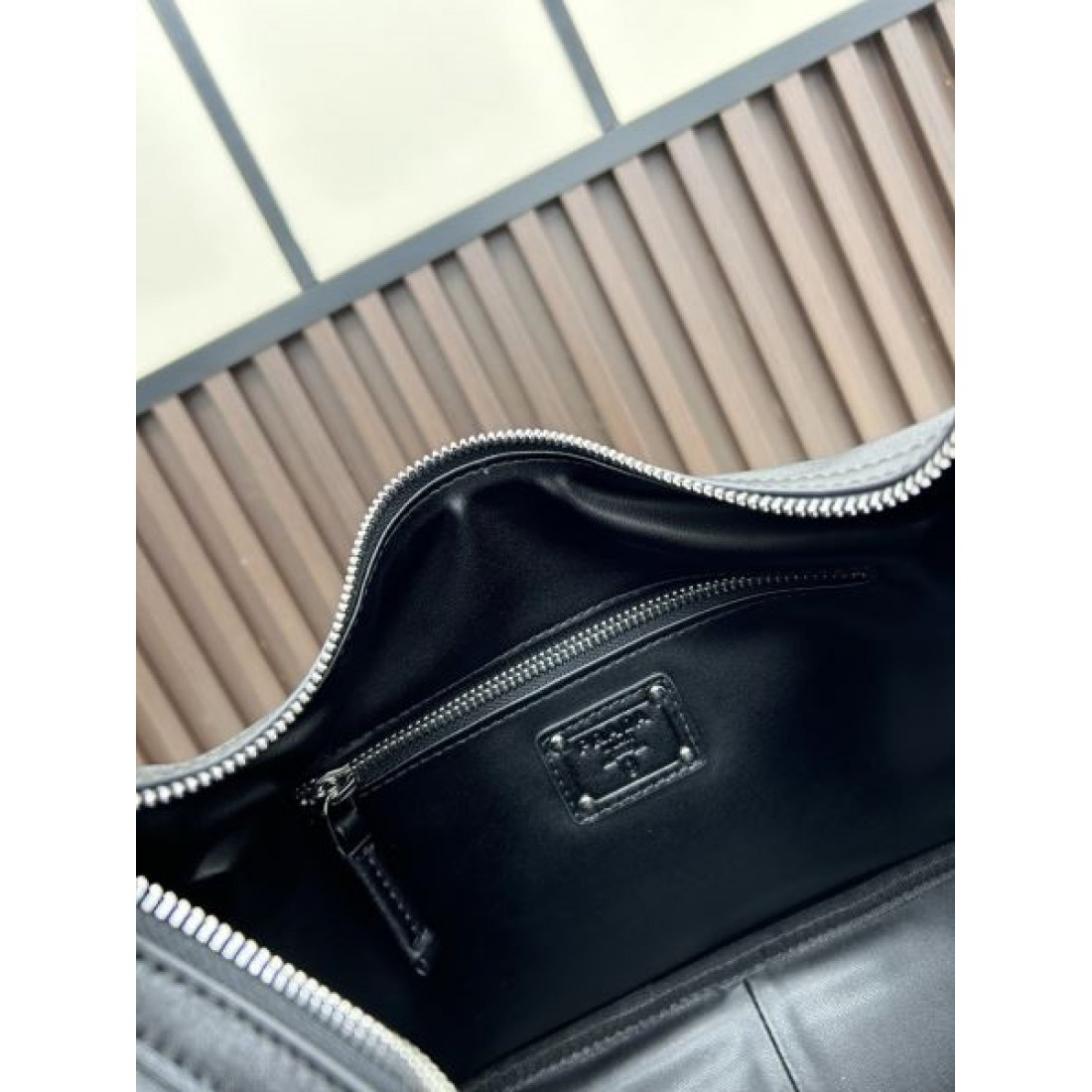 大人仕様 控えめ主張 プラダ PRADA コピー トートバッグ デザイン洗練 