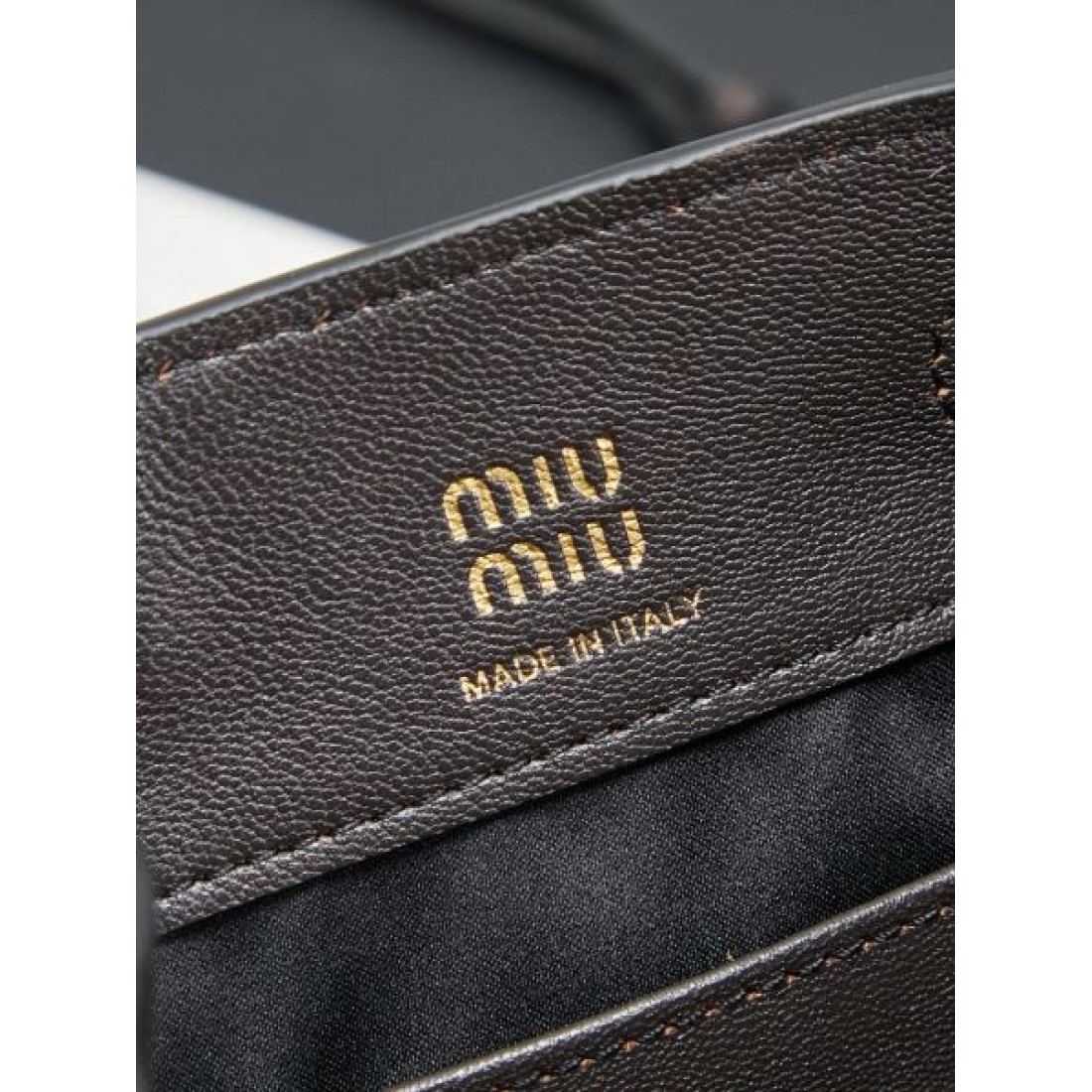 柔らか印象 フェミニン ミュウミュウ MIU MIU コピー バックパック 軽量設計 使い勝手良好