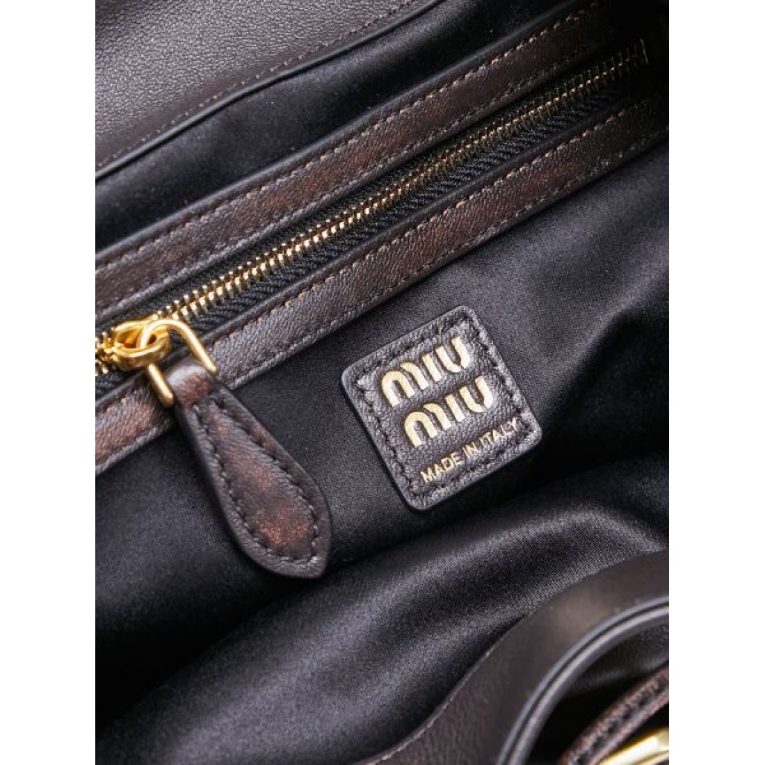 ミニマル系 実用派 ミュウミュウ MIU MIU コピー バックパック 安定感あり 持ち運び楽