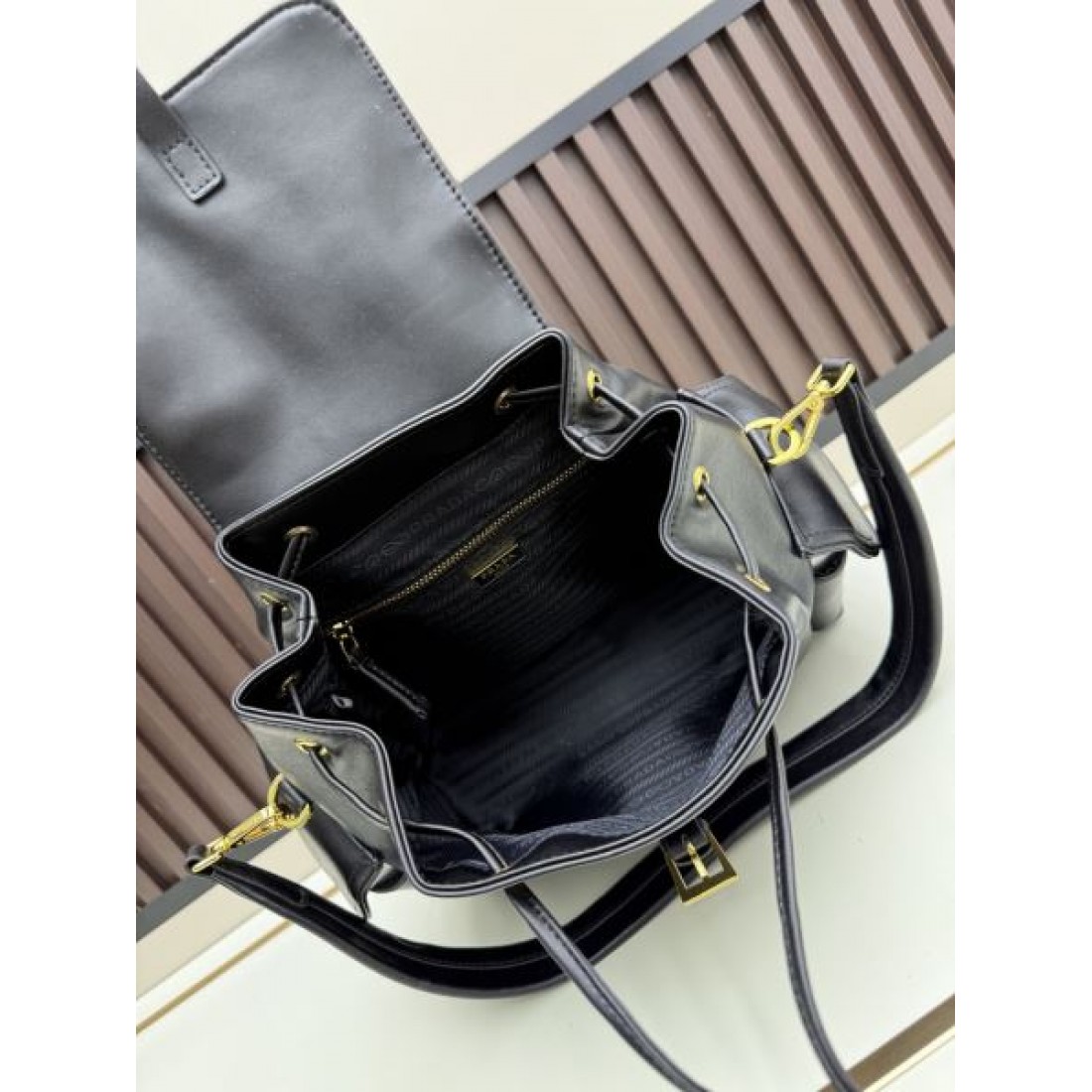 高機能型 シャープ印象 プラダ PRADA コピー バックパック 品質重視 洗練構造