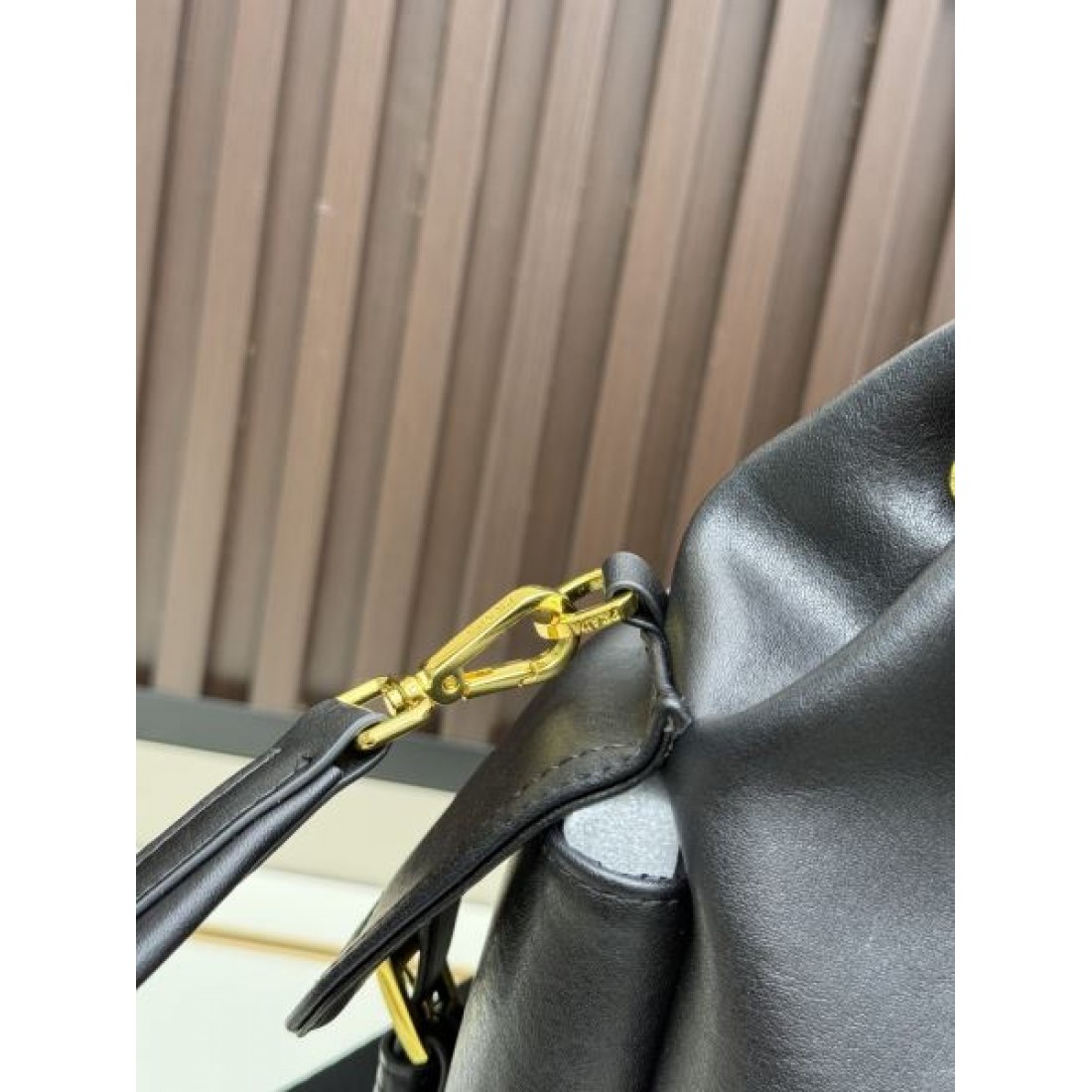 高機能型 シャープ印象 プラダ PRADA コピー バックパック 品質重視 洗練構造