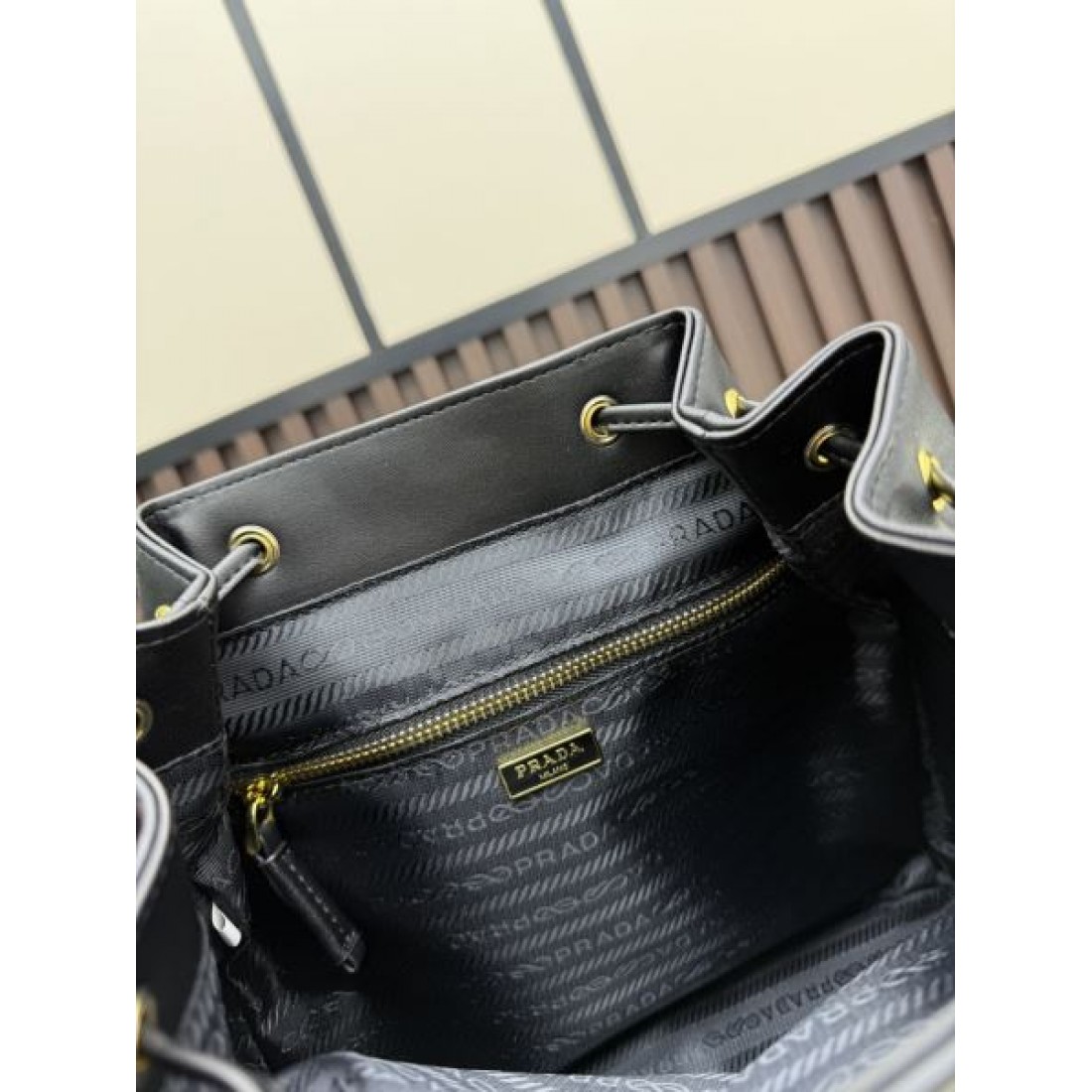 高機能型 シャープ印象 プラダ PRADA コピー バックパック 品質重視 洗練構造