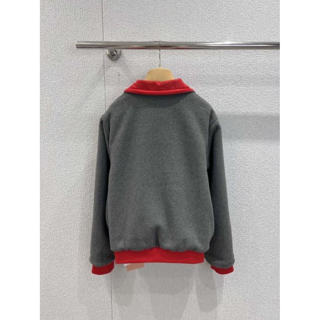 上品 フェミニン MIU MIU ミュウミュウ スーパーコピー ジャケット 洗練感