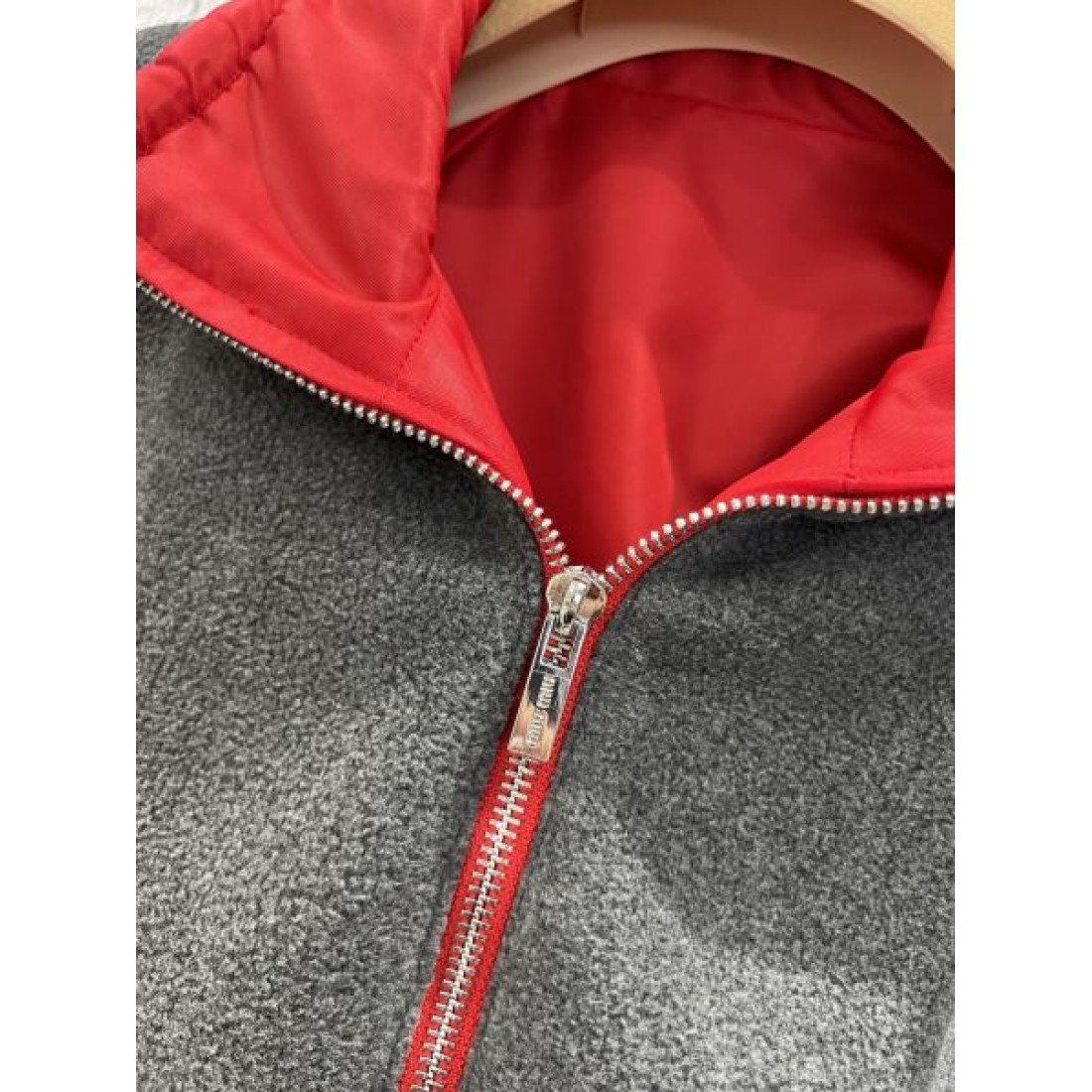 上品 フェミニン MIU MIU ミュウミュウ スーパーコピー ジャケット 洗練感