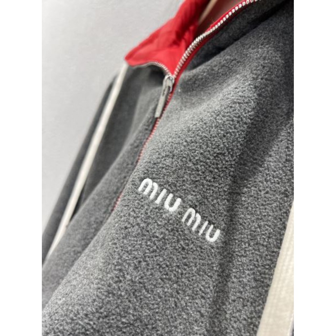 上品 フェミニン MIU MIU ミュウミュウ スーパーコピー ジャケット 洗練感