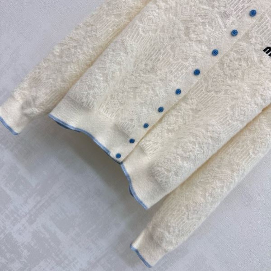  柔らか 上質 MIU MIU ミュウミュウ スーパーコピー ニットカーディガン 快適