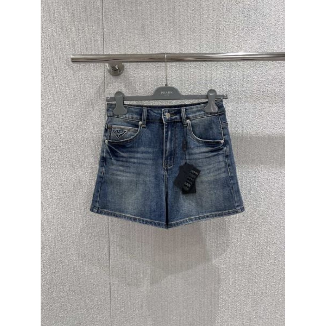 シャープ ミニマル PRADA プラダ スーパーコピー パンツ 都会的 クリーン