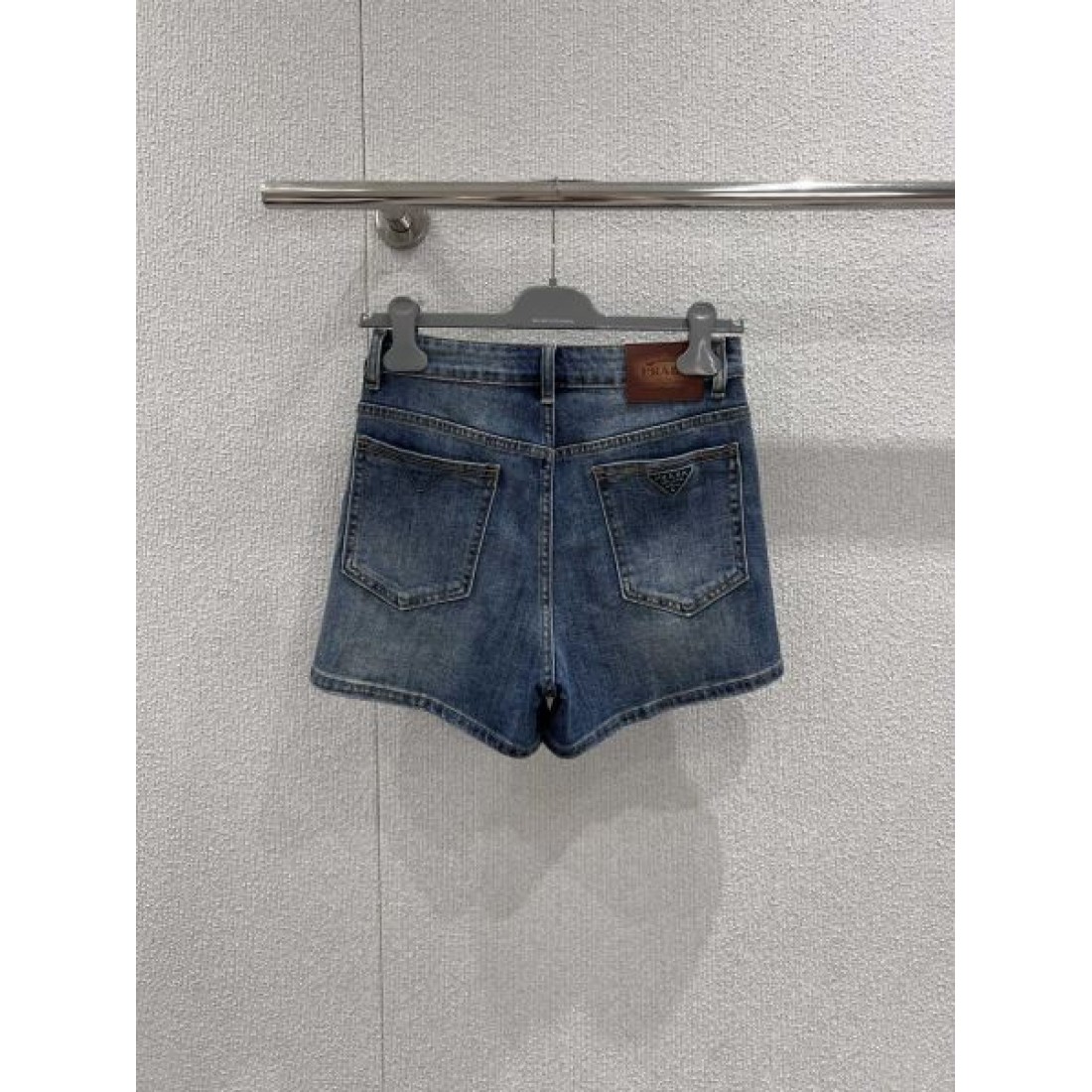 シャープ ミニマル PRADA プラダ スーパーコピー パンツ 都会的 クリーン