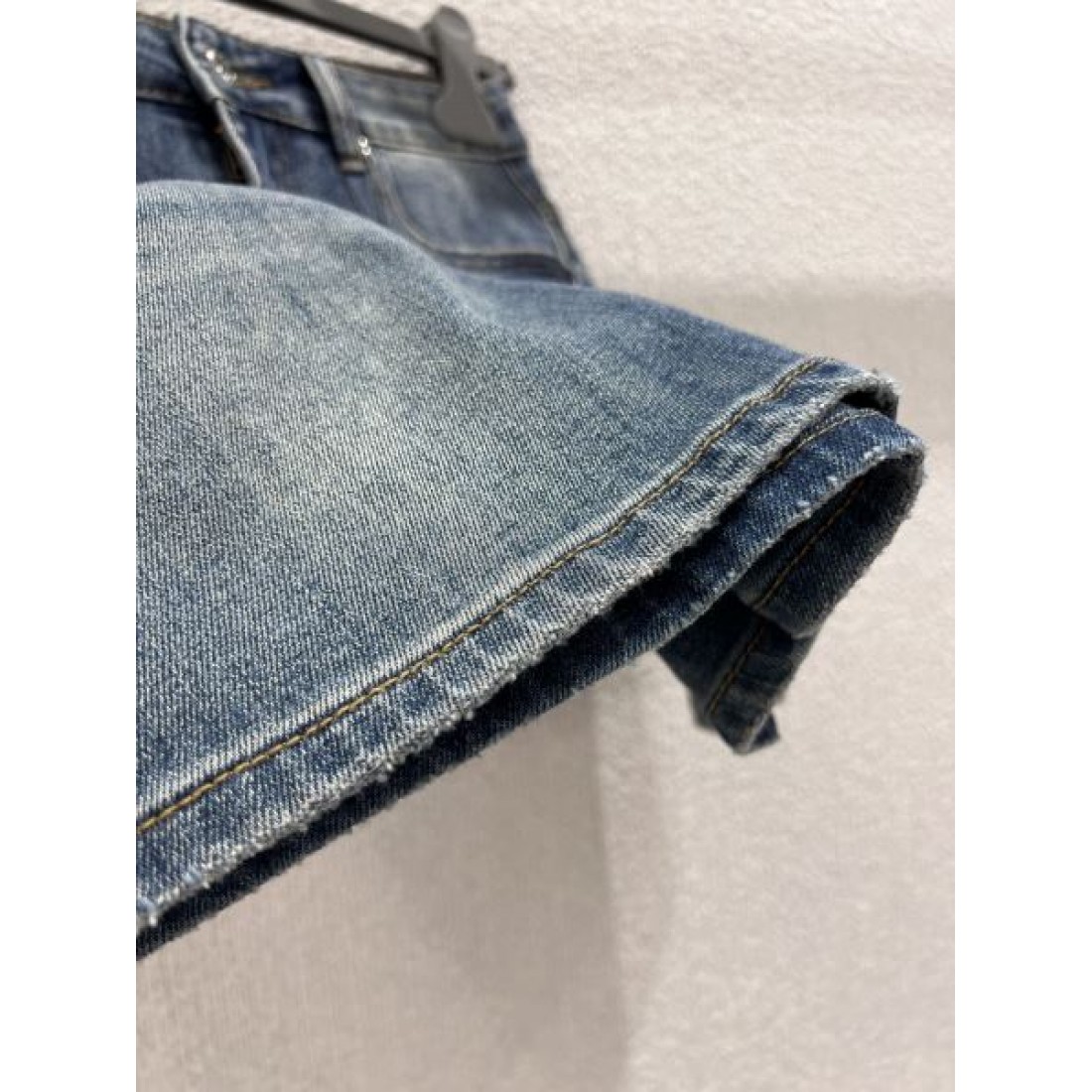 シャープ ミニマル PRADA プラダ スーパーコピー パンツ 都会的 クリーン