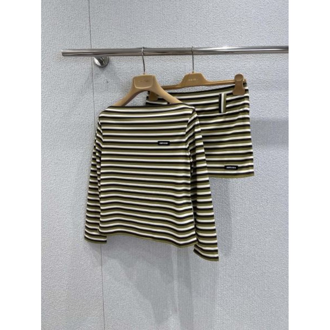 モダン 上質 MIU MIU ミュウミュウ スーパーコピー セットアップ 洗練 フェミニン